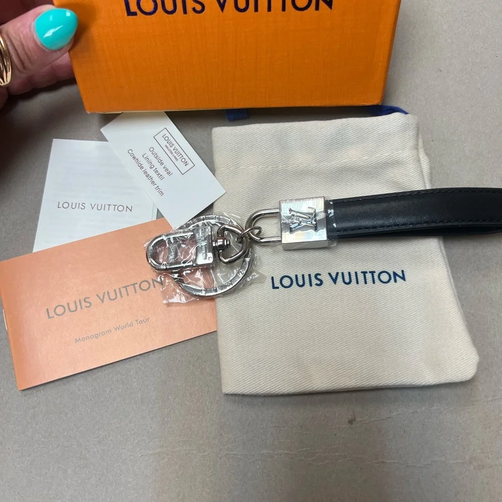 Louis Vuitton Silver and Black Key Holder - Picture 10 of 10